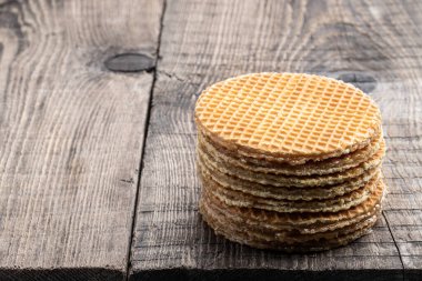 Kırsal ahşap arka planda stroopwafels yığını 