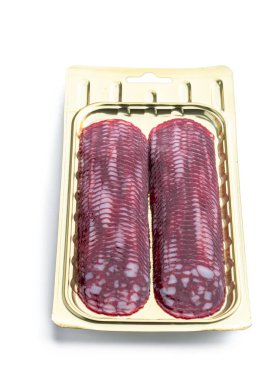 Beyaz üzerine izole edilmiş plastik pakette sosis dilimleri. 