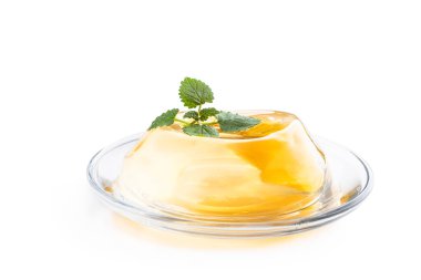 Meyve sarısı jöle ve beyaz üzerine taze meyve. 