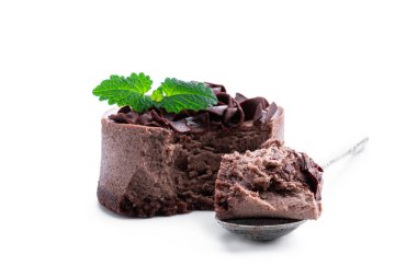 Mini çikolatalı peynirli kekler, üstünde çikolata parçacıkları olan, beyaza izole edilmiş. 