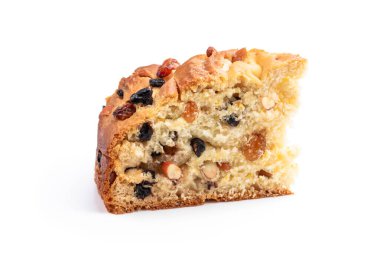 Beyaz üzerine kuru üzüm ve fındıklı ev yapımı kek dilimi. 