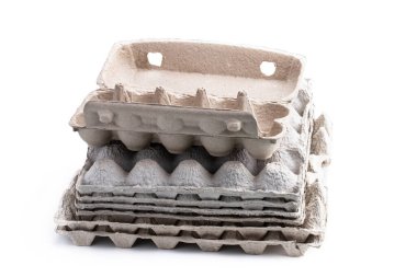 Yeni gri karton yumurta tepsileri beyaza izole edilmiş. 