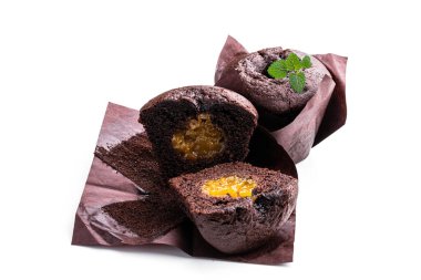 Beyaz üzerine izole edilmiş sarı reçelli siyah çikolatalı kek. 