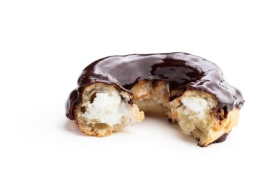 Halka şeklinde, siyah çikolata kaplı, beyaz üzerinde izole edilmiş. 