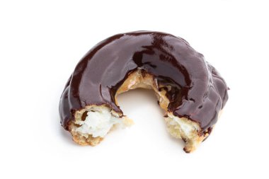 Halka şeklinde, siyah çikolata kaplı, beyaz üzerinde izole edilmiş. 