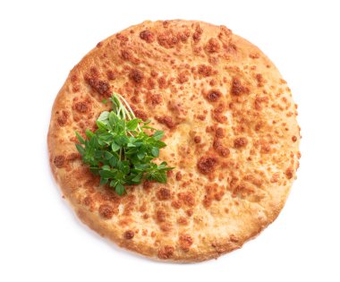 Beyaz üzerine izole edilmiş geleneksel Gürcü peynirli ekmek. 