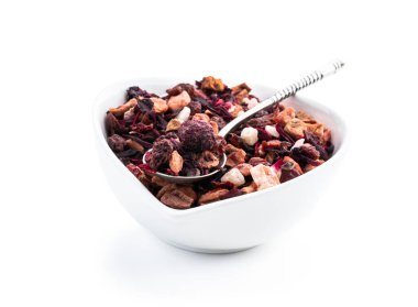 Beyaz üzerine izole edilmiş küçük seramik kasede taze meyve çayı. 