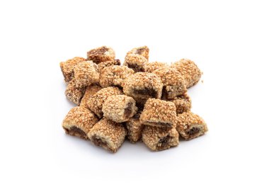 Beyaz üzerine izole edilmiş tarihlerle doldurulmuş Maamoul Arap kurabiyeleri 