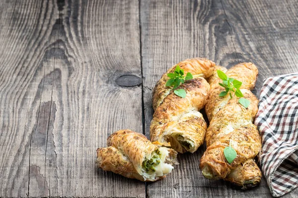 Treccia Pasta Sfoglia Ripiena Carne Macinata Sul Tavolo Legno — Foto Stock