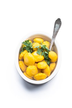 Seramik kasede marine edilmiş sarı kabak beyaza izole edilmiş. 