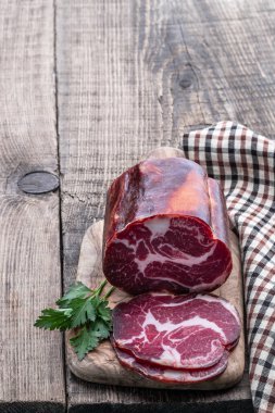 Ahşap masada kurumuş domuz boynu. 