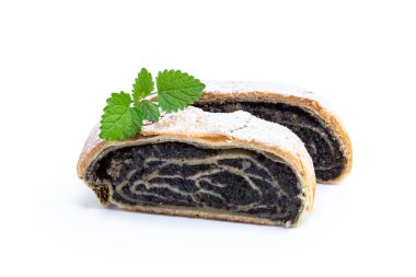 Beyaz üzerine izole edilmiş ev yapımı haşhaşlı börek dilimleri. 