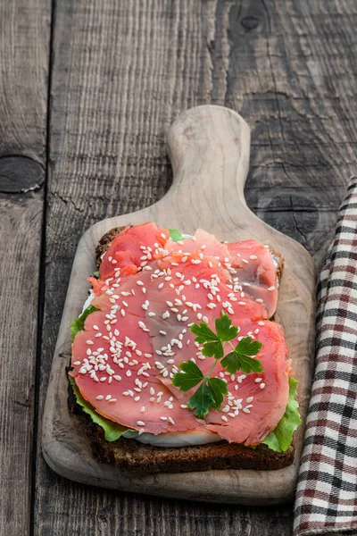 Torrada Saudável Com Pão Centeio Salmão Mesa Madeira — Fotografia de Stock