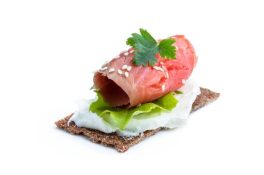 Sağlıklı tost, çavdar ekmeği ve somon balığı. 