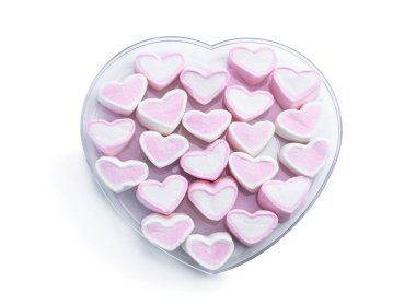 Plastik kutuda kalp şeklinde lokum, beyaza izole edilmiş. 
