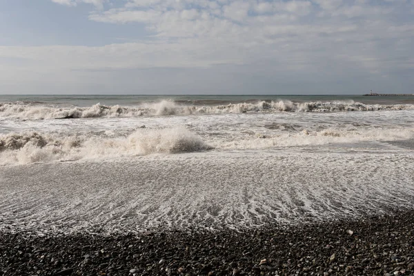 Olas de mar tormentosas chocan en la orilla Imagen De Stock