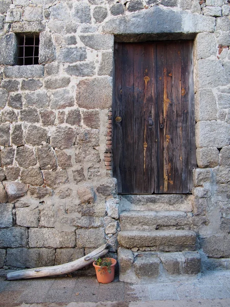 Středomořské dřevěné dveře a kamenné zdi, Korsika, hora v — Stock fotografie