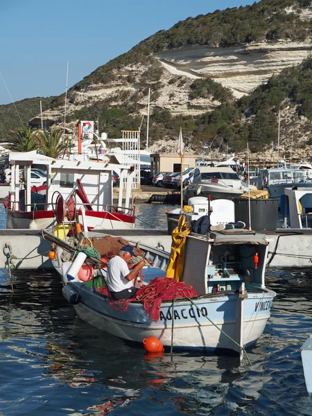 Bonifacio haven, augustus 2012, boot vissen — Stockfoto