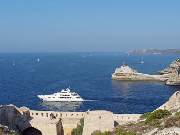 Yacht leaving Bonifacio harbor, Corsica, France — Stock Photo, Image