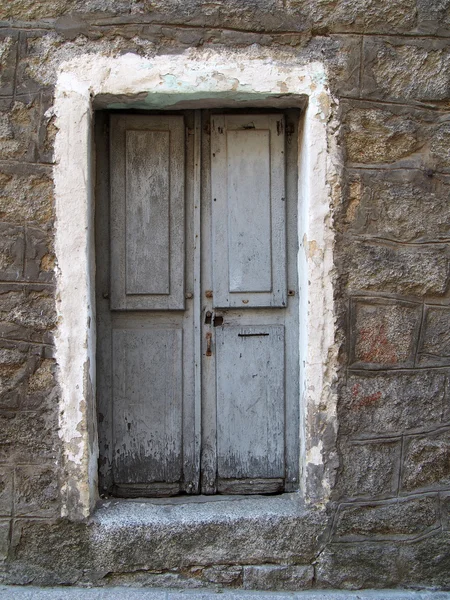 Akdeniz ahşap kapı ve taş duvar, Korsika, dağ villag