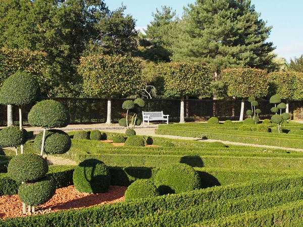 Bench di kebun Perancis di musim gugur, anjou, Perancis . — Stok Foto