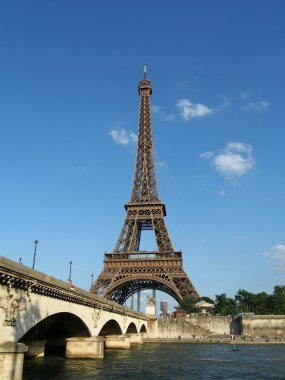 Eyfel Kulesi ve paris iena Köprüsü