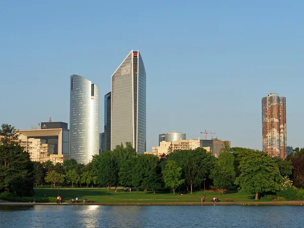 La Defense Rascacielos vistos desde el parque Nanterre, París junio 2013 — Foto de Stock