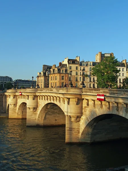 Pont neuf ao pôr do sol, Paris, França junho 2013 — Fotografia de Stock