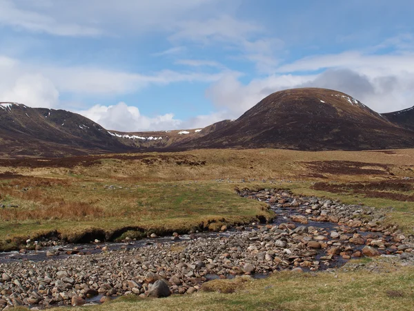 Floden calder, glen banchor, Skottland highlands under våren — Stockfoto