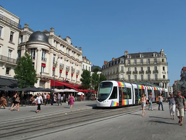 Angers, França, julho de 2013, bonde na praça do centro da cidade — Fotografia de Stock