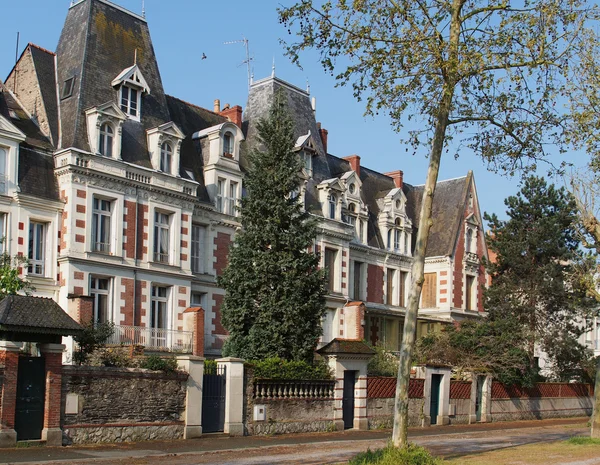 Pizarra azul típico, piedra blanca, casa de ladrillo rojo, Angers — Foto de Stock