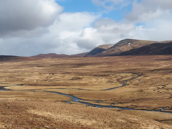 Montañas del sur de Monadhliath, río Spey, Escocia en primavera — Foto de Stock