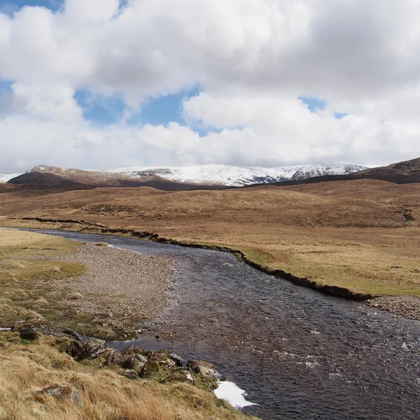 Montañas del sur de Monadhliath, río Spey, Escocia en primavera — Foto de Stock