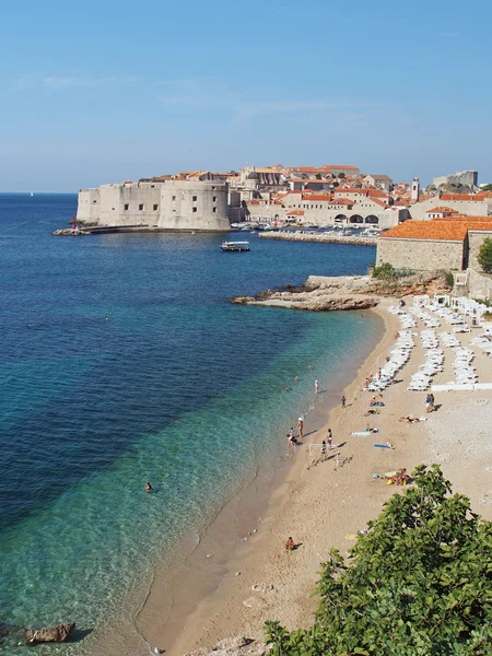 Dubrovnik, Kroatien, augusti 2013, gamla staden sett från stranden banje — Stockfoto
