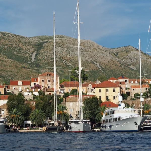 Cavtat, Chorvatsko, srpen 2013, starý přístav — Stock fotografie