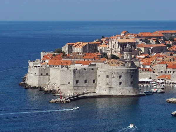 Dubrovnik, Croatia, august 2013, medieval city and harbor — Stock Photo, Image