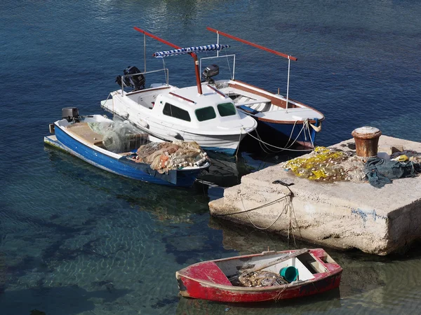 Barco amarrado en el mar Mediterráneo — Foto de Stock