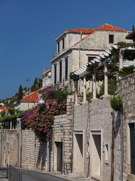 Pietra bianca e piastrelle arancioni edificio mediterraneo su una collina — Foto Stock