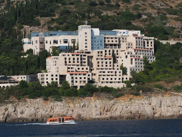 Dubrovnik, augustus 2013, de ruïnes van het hotel belvedere, croati — Stockfoto