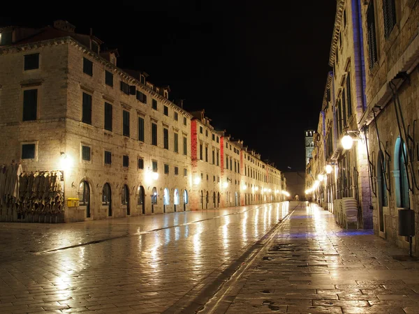 杜布罗夫尼克，8 月 2013 年，克罗地亚，stradun 在晚上街头 — 图库照片