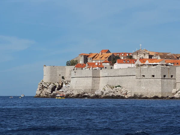 Befästa gamla stan i Dubrovnik sett från havet — Stockfoto