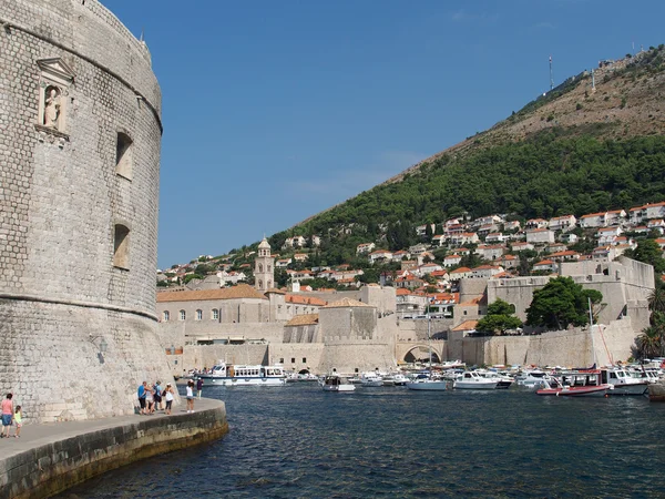 Dubrovnik, august 2013, footpath at the harbor entrance — Stock Photo, Image