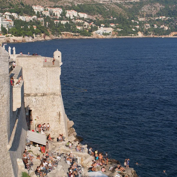 Dubrovník, srpen 2013, Chorvatsko, Hradební zeď a bar — Stock fotografie