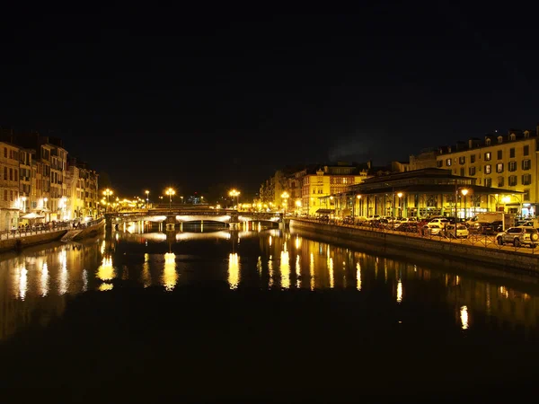 Bayonne, říjen 2013, nivě řeky v noci, Francie — Stock fotografie