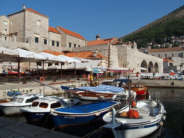 Dubrovnik, august 2013, fortified old town harbor — Stock Photo, Image