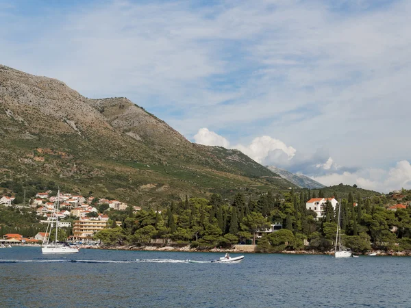 Cavtat, Kroatien, augusti 2013, berg och zal beach — Stockfoto