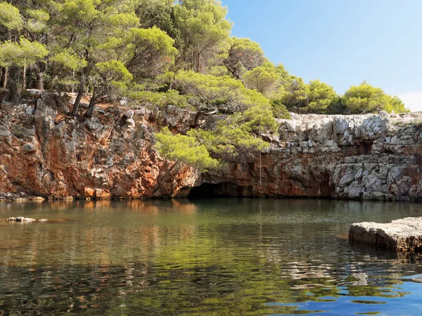 Pequeña piscina de agua, isla de Lokrum, Croacia —  Fotos de Stock