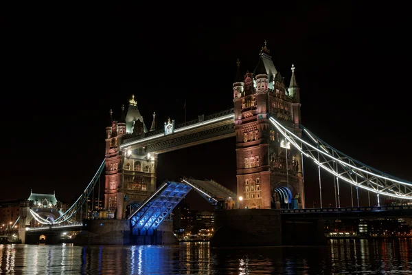 London tower bridge v noci, Anglie — Stock fotografie