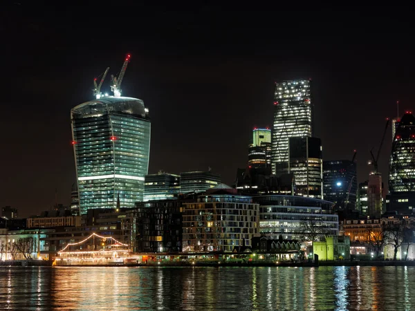 London Thames waterfront på natten, december 2013 — Stockfoto