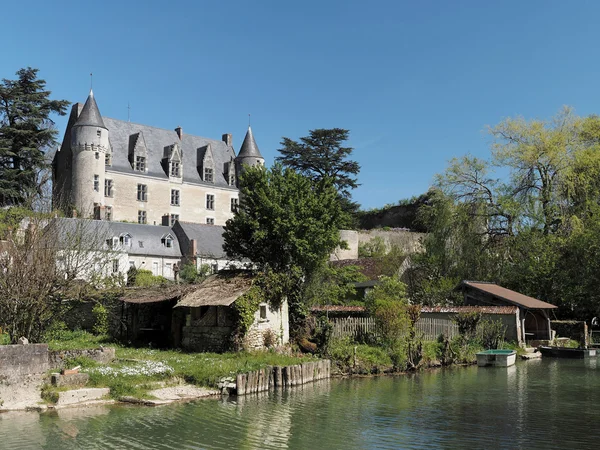 Montresor Dorf und Burg vom Fluss Indrois aus gesehen, Frankreich — Stockfoto